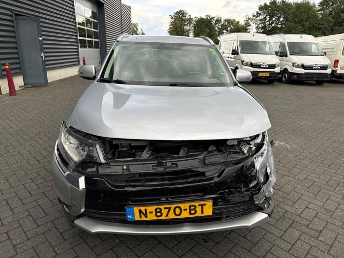 Mitsubishi Outlander 2.0 16V 4x2 Schadevoertuig (2017, Grijs)