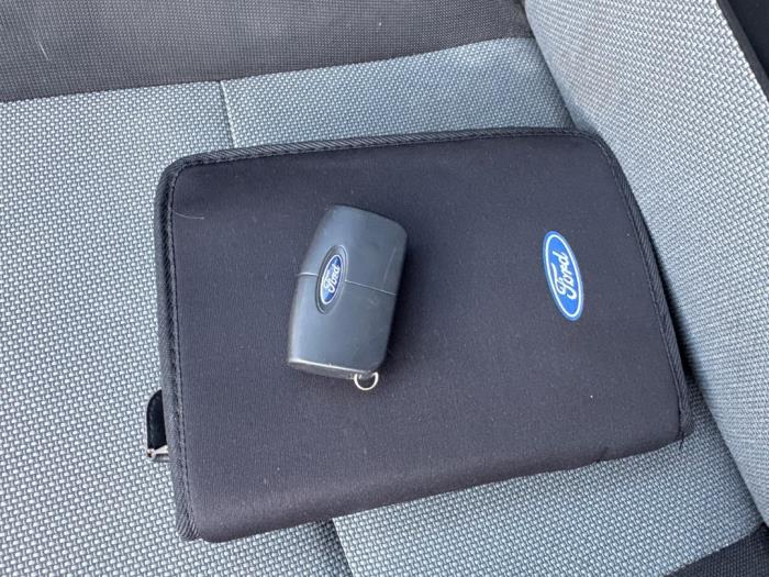 Ford Focus 2 1.6 16V Schadevoertuig (2008, Blauw)