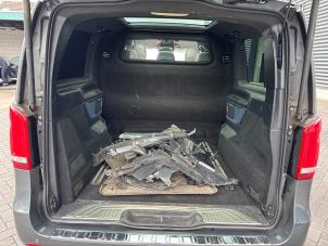 Mercedes EQV 300  (Schade)