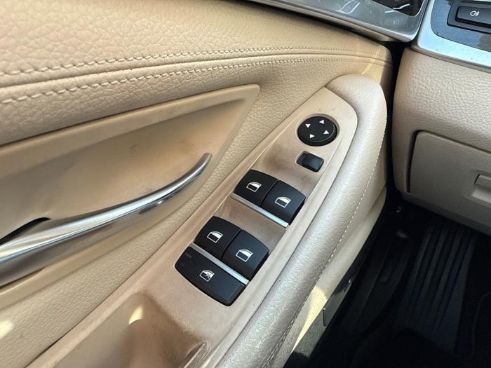 BMW 5 serie 523i 24V Schadevoertuig (2010, Grijs)