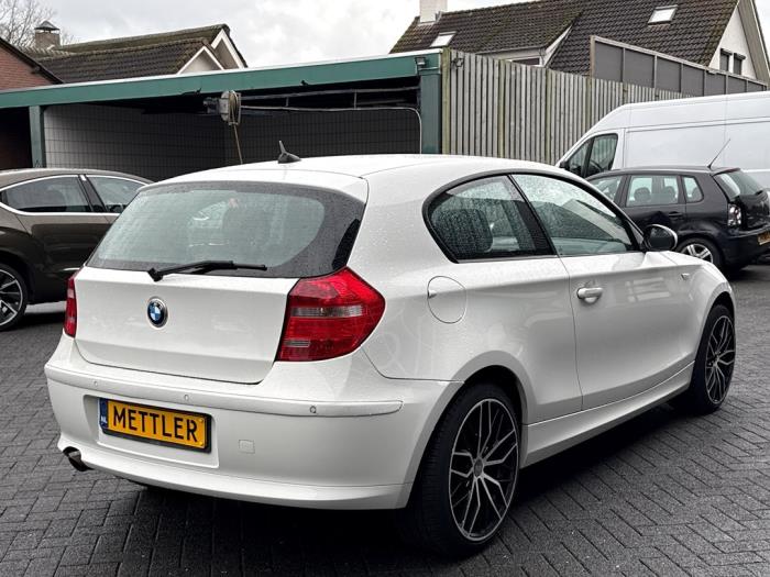 BMW 1 serie 118i 16V Schadevoertuig (2009, Wit)