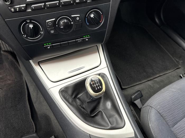 BMW 1 serie 118i 16V Schadevoertuig (2009, Wit)