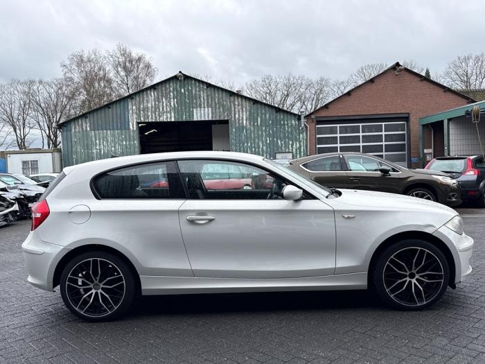 BMW 1 serie 118i 16V Schadevoertuig (2009, Wit)