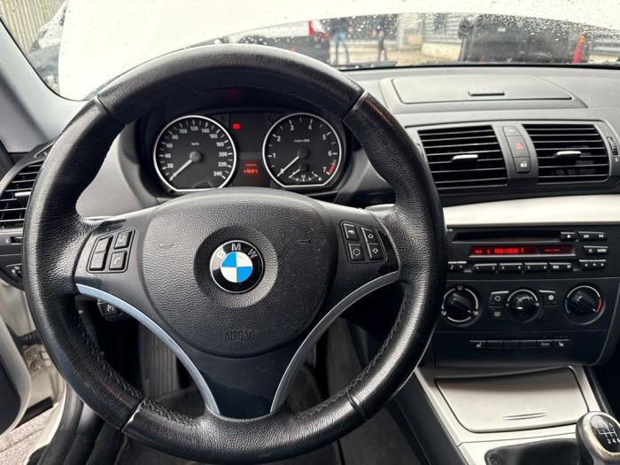 BMW 1 serie 118i 16V Schadevoertuig (2009, Wit)