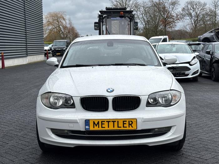 BMW 1 serie 118i 16V Schadevoertuig (2009, Wit)