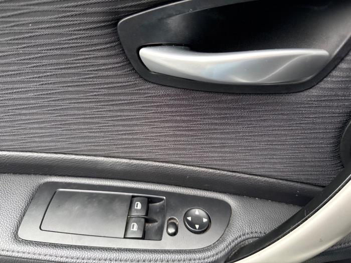 BMW 1 serie 118i 16V Schadevoertuig (2009, Wit)