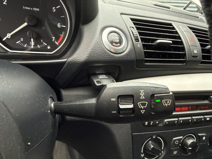 BMW 1 serie 118i 16V Schadevoertuig (2009, Wit)