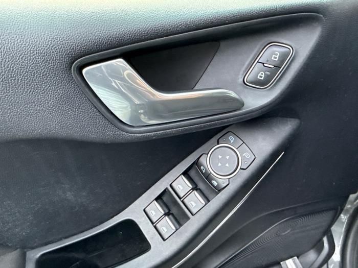 Ford Fiesta 7 1.0 EcoBoost 12V Hybrid 125 Schadevoertuig (2021, Grijs)