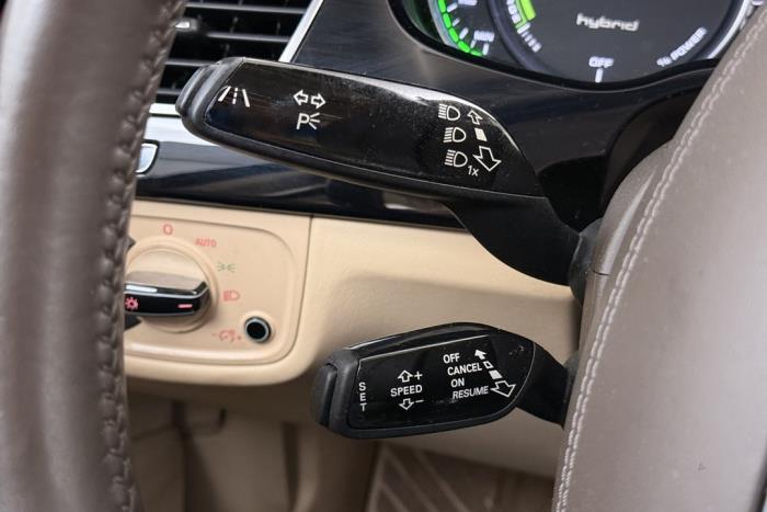 Audi A8 2.0 TFSI 16V Hybrid Schadevoertuig (2012, Bruin)