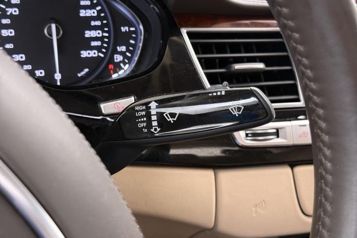 Audi A8 2.0 TFSI 16V Hybrid Schadevoertuig (2012, Bruin)