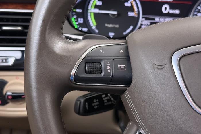Audi A8 2.0 TFSI 16V Hybrid Schadevoertuig (2012, Bruin)