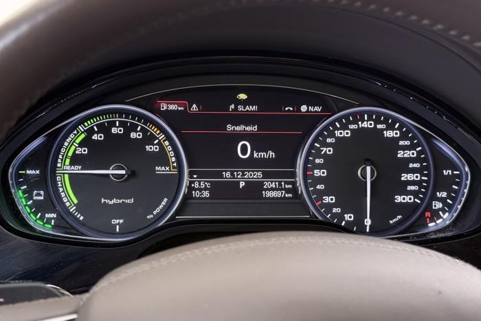 Audi A8 2.0 TFSI 16V Hybrid Schadevoertuig (2012, Bruin)