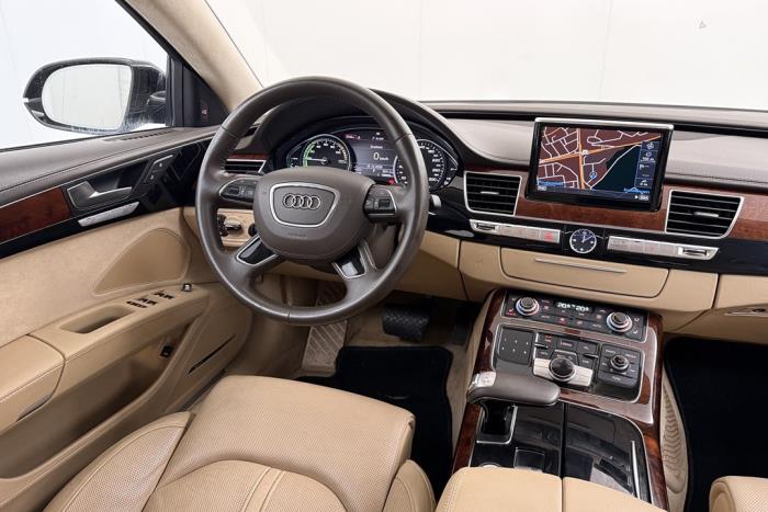 Audi A8 2.0 TFSI 16V Hybrid Schadevoertuig (2012, Bruin)