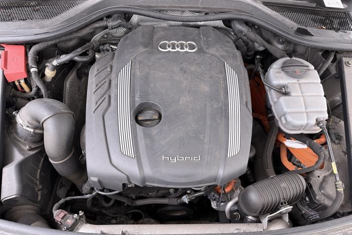 Audi A8 2.0 TFSI 16V Hybrid Schadevoertuig (2012, Bruin)