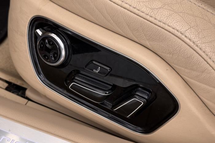 Audi A8 2.0 TFSI 16V Hybrid Schadevoertuig (2012, Bruin)