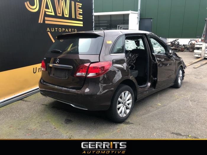 Mercedes B 1.6 B-180 BlueEFFICIENCY Turbo 16V Sloopvoertuig (2017, Bruin)