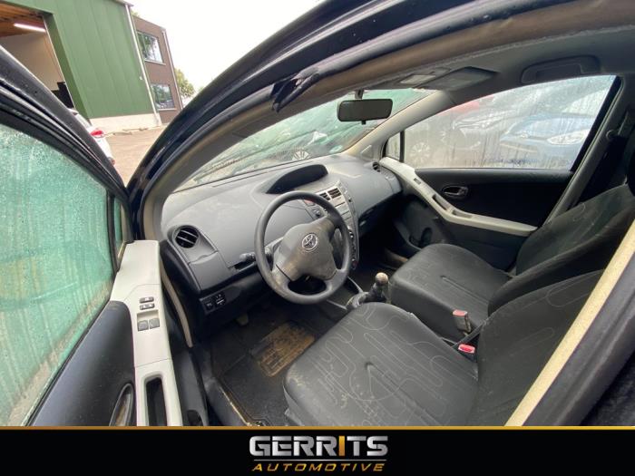 Toyota Yaris II 1.0 12V VVT-i Sloopvoertuig (2010, Zwart)