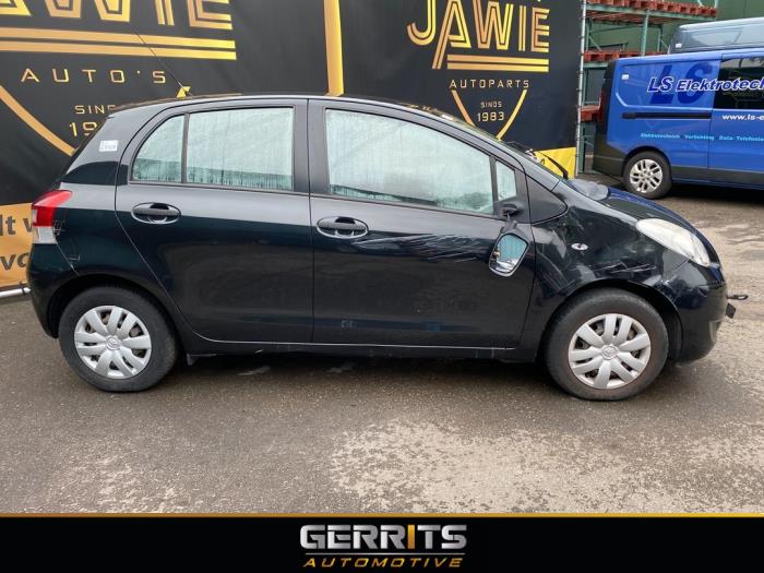 Toyota Yaris II 1.0 12V VVT-i Sloopvoertuig (2010, Zwart)