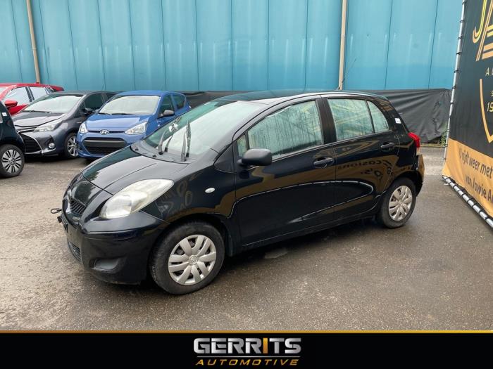 Toyota Yaris II 1.0 12V VVT-i Sloopvoertuig (2010, Zwart)