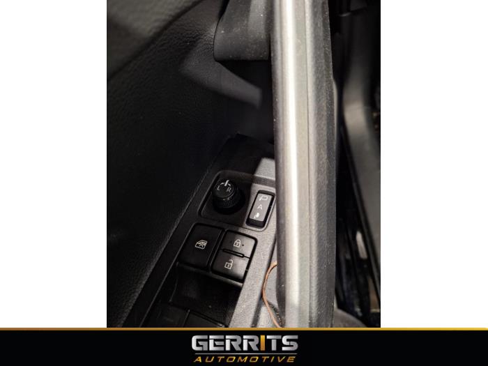 Toyota Corolla Cross 2.0 VVT-i 16V Hybrid 200 Sloopvoertuig (2022, Zwart)