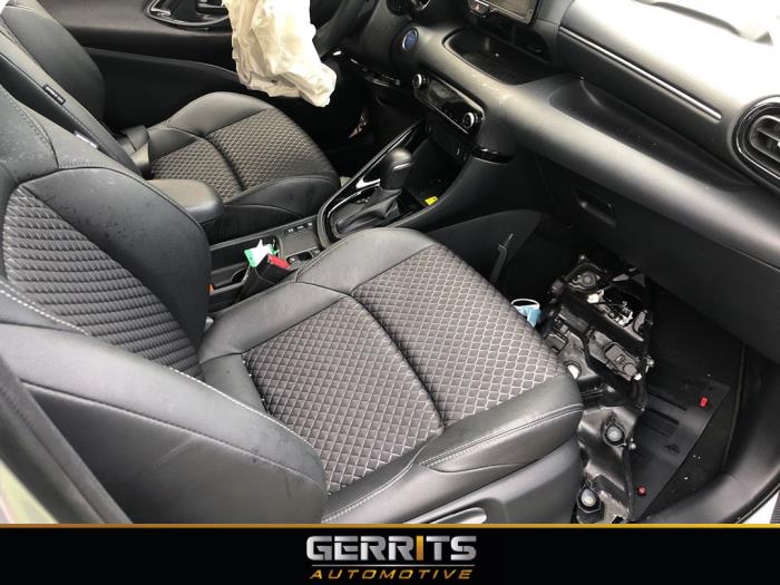 Toyota Yaris IV 1.5 12V Hybrid 115 Sloopvoertuig (2023, Grijs)