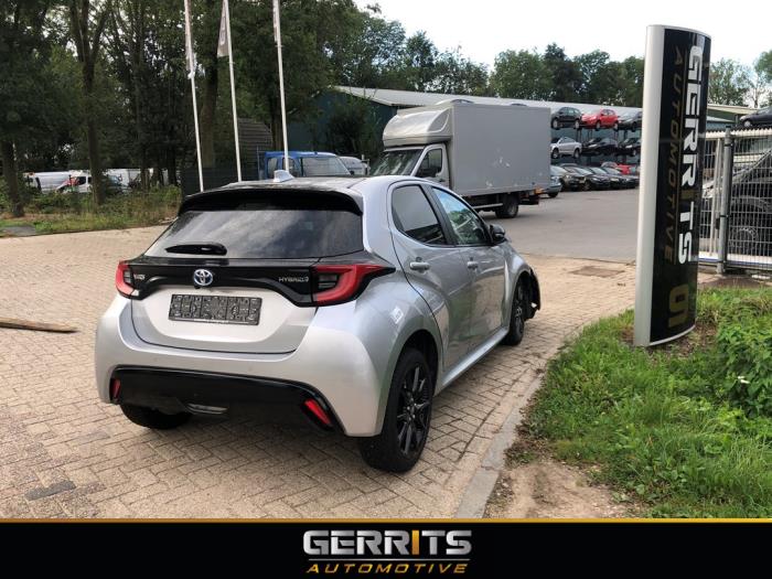 Toyota Yaris IV 1.5 12V Hybrid 115 Sloopvoertuig (2023, Grijs)