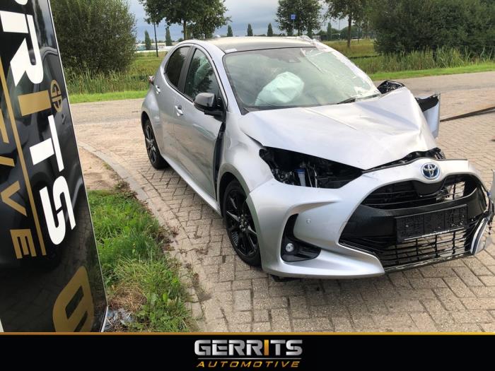 Toyota Yaris IV 1.5 12V Hybrid 115 Sloopvoertuig (2023, Grijs)