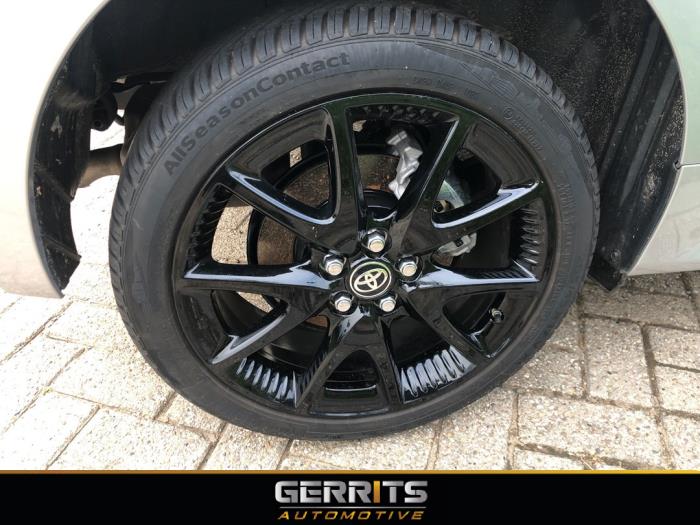 Toyota Yaris IV 1.5 12V Hybrid 115 Sloopvoertuig (2023, Grijs)