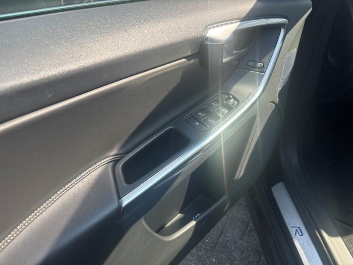 Volvo XC60 I 2.0 T5 16V Sloopvoertuig (2016, Zwart)