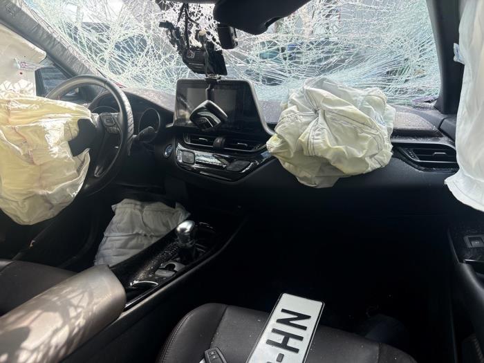 Toyota C-HR 1.8 16V Hybrid Sloopvoertuig (2017, Grijs)