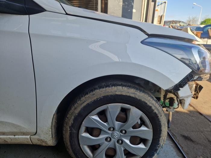 Hyundai i20 1.2i 16V Sloopvoertuig (2019, Wit, Zwart)