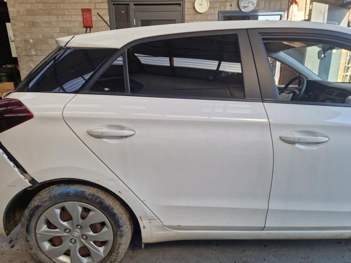 Hyundai i20 1.2i 16V Sloopvoertuig (2019, Wit, Zwart)