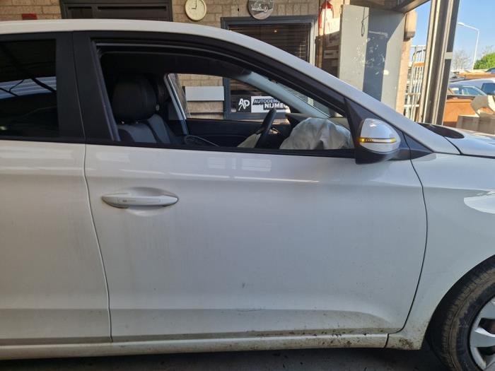 Hyundai i20 1.2i 16V Sloopvoertuig (2019, Wit, Zwart)