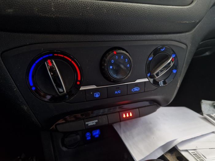 Hyundai i20 1.2i 16V Sloopvoertuig (2019, Wit, Zwart)