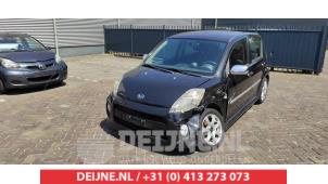 Daihatsu Sirion Aandrijfas links-voor O497755 Donorvoertuig