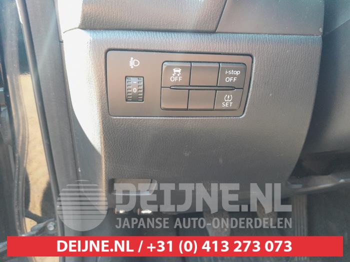 Mazda 3 1.5 SkyActiv-D 105 16V Sloopvoertuig (2018, Zwart)