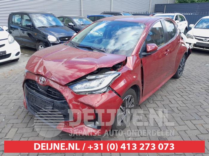 Toyota Yaris IV 1.5 12V VVT-i Sloopvoertuig (2020, Rood)