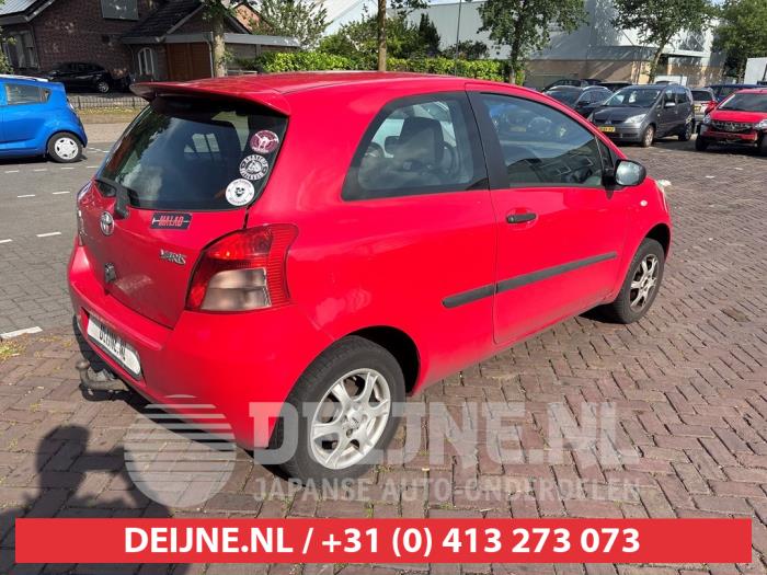 Toyota Yaris II 1.0 12V VVT-i Sloopvoertuig (2007, Rood)