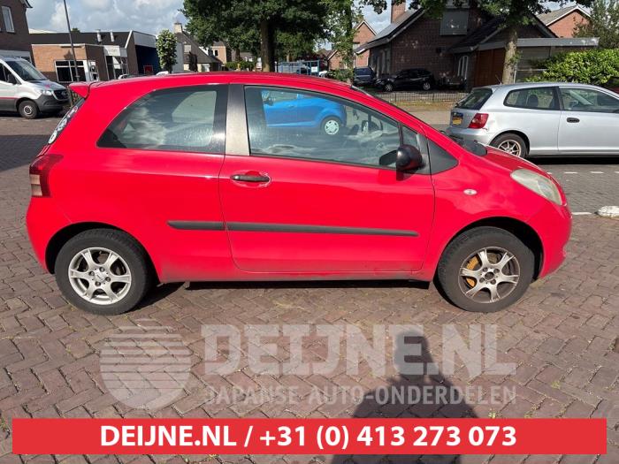 Toyota Yaris II 1.0 12V VVT-i Sloopvoertuig (2007, Rood)