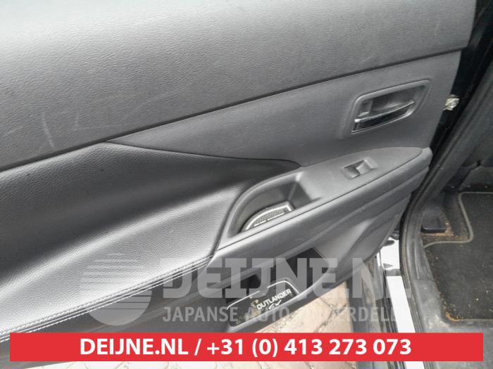 Mitsubishi Outlander 2.0 16V PHEV 4x4 Sloopvoertuig (2015, Zwart)