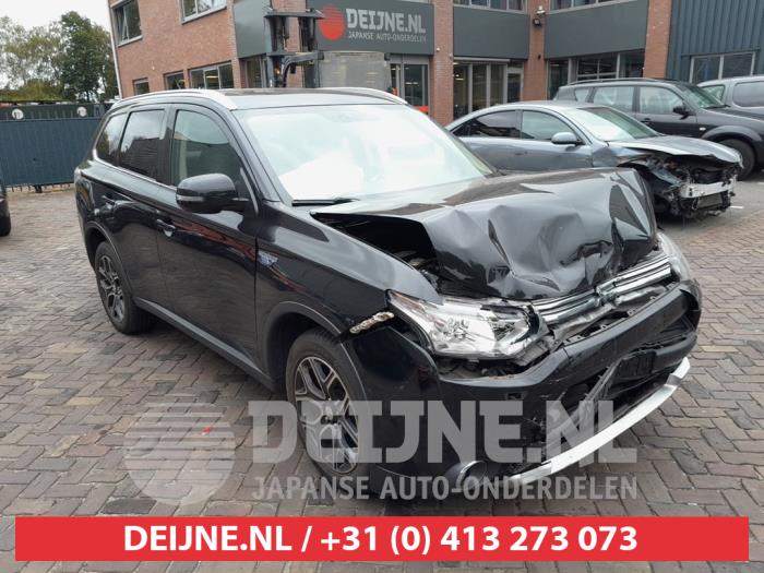 Mitsubishi Outlander 2.0 16V PHEV 4x4 Sloopvoertuig (2015, Zwart)
