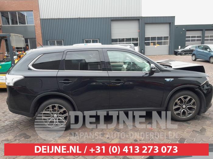 Mitsubishi Outlander 2.0 16V PHEV 4x4 Sloopvoertuig (2015, Zwart)