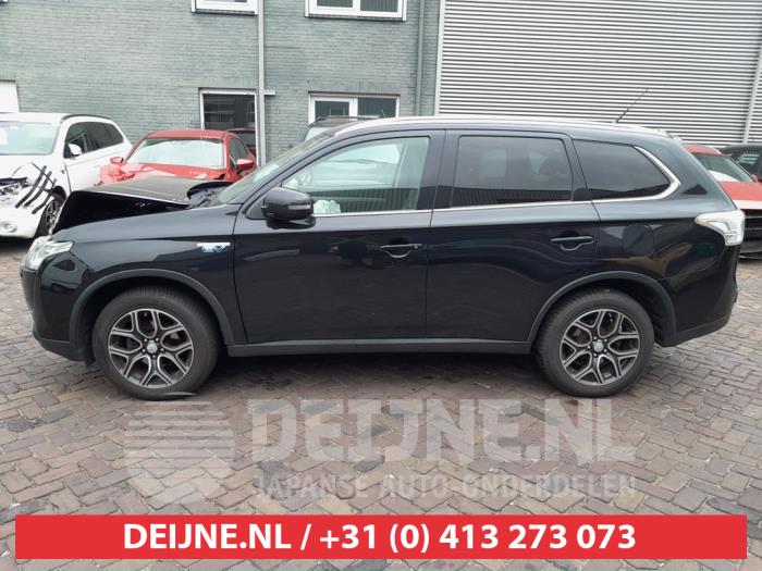 Mitsubishi Outlander 2.0 16V PHEV 4x4 Sloopvoertuig (2015, Zwart)
