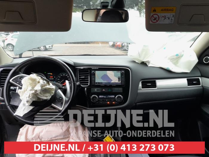 Mitsubishi Outlander 2.0 16V PHEV 4x4 Sloopvoertuig (2015, Zwart)