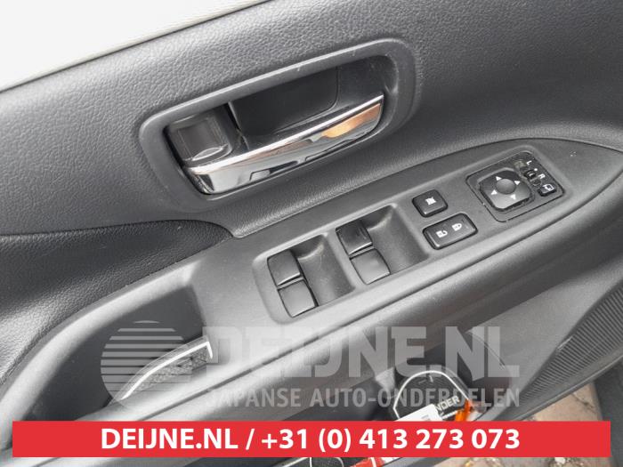 Mitsubishi Outlander 2.0 16V PHEV 4x4 Sloopvoertuig (2015, Zwart)
