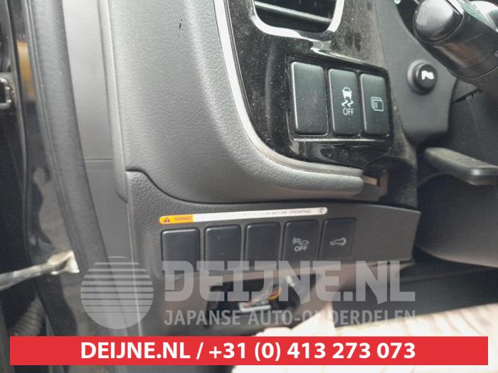 Mitsubishi Outlander 2.0 16V PHEV 4x4 Sloopvoertuig (2015, Zwart)
