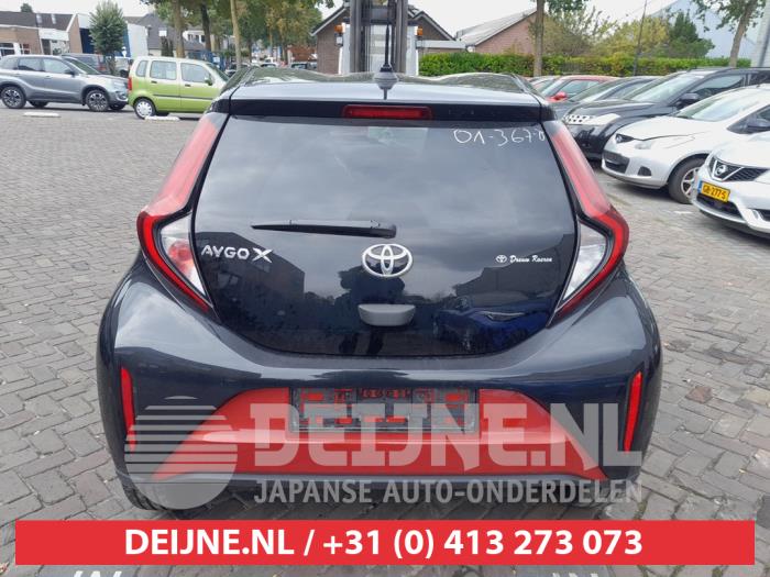 Toyota Aygo X 1.0 12V VVT-i Sloopvoertuig (2022, Zwart, Rood)