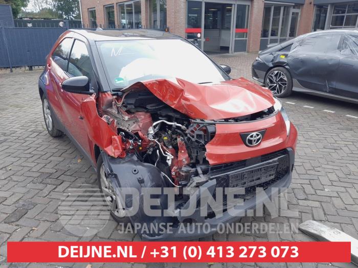Toyota Aygo X 1.0 12V VVT-i Sloopvoertuig (2022, Zwart, Rood)