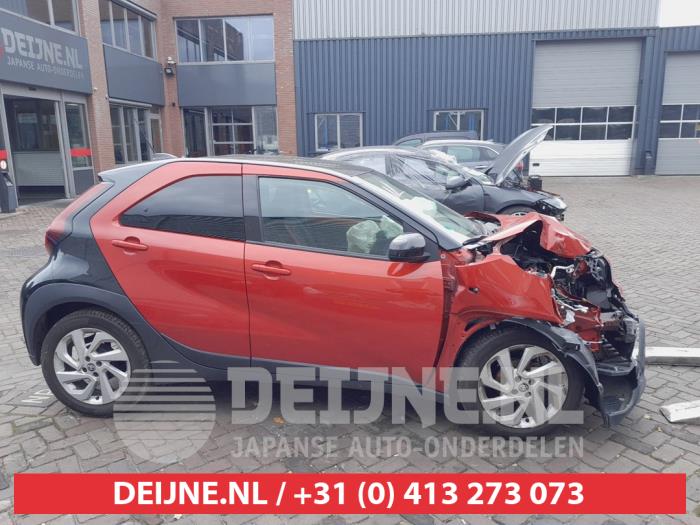 Toyota Aygo X 1.0 12V VVT-i Sloopvoertuig (2022, Zwart, Rood)