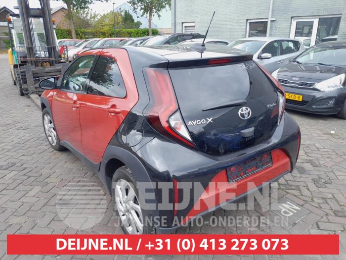 Toyota Aygo X 1.0 12V VVT-i Sloopvoertuig (2022, Zwart, Rood)
